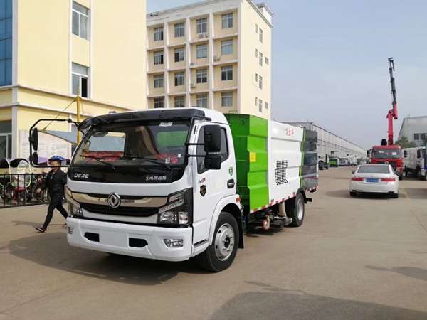 東風多利卡6方吸塵車