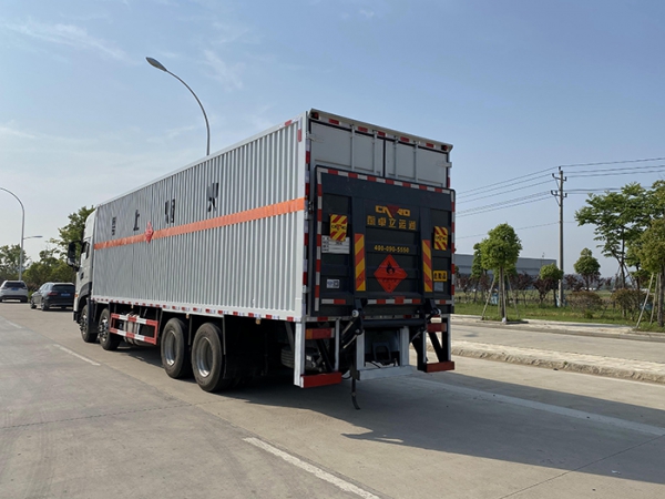 東風天龍前四後(hòu)八易燃氣體廂式運輸車