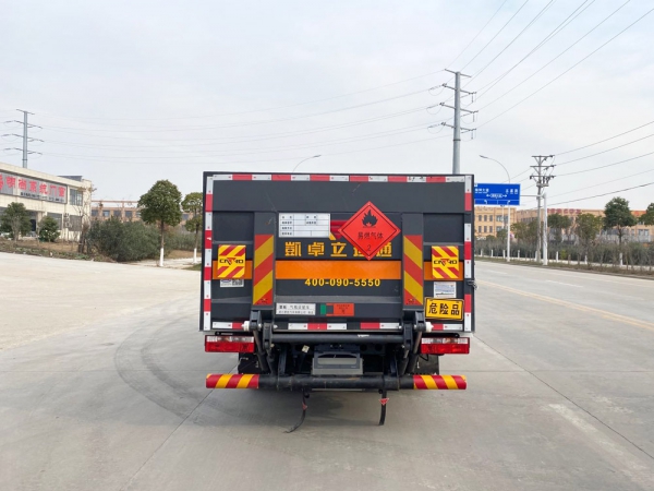 東風多利卡藍牌氣瓶運輸車