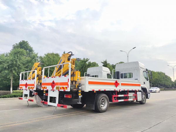 柳汽乘龍帶吊氣瓶運輸車