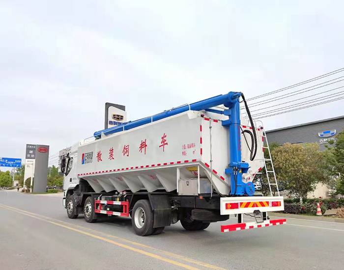 柳汽乘龍小三軸30方飼料車