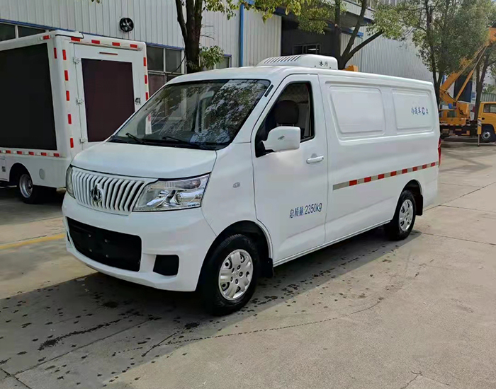 長(cháng)安睿行M80面(miàn)包冷藏車